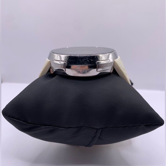 Unisex Gucci Digital Watch - Picture 2 of 5